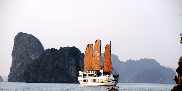 Crucero en la Bahía de Halong a bordo del Treasure Junk